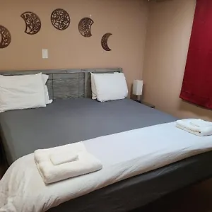  Guest house Cozy With Comfortable Beds And Fully Equipped Kitchen 15 Mins Drive From Airport, Downtown, Sait And U Of C And 80 Min Drive To Banff